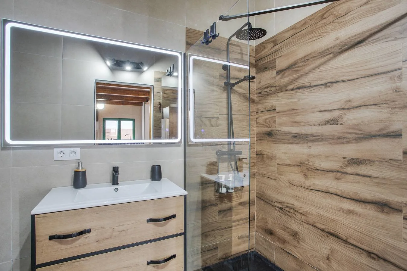 Baño con ducha de obra y mampara