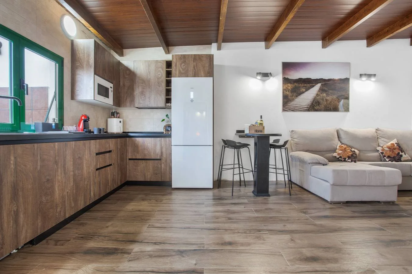 Cocina con encimera y barra