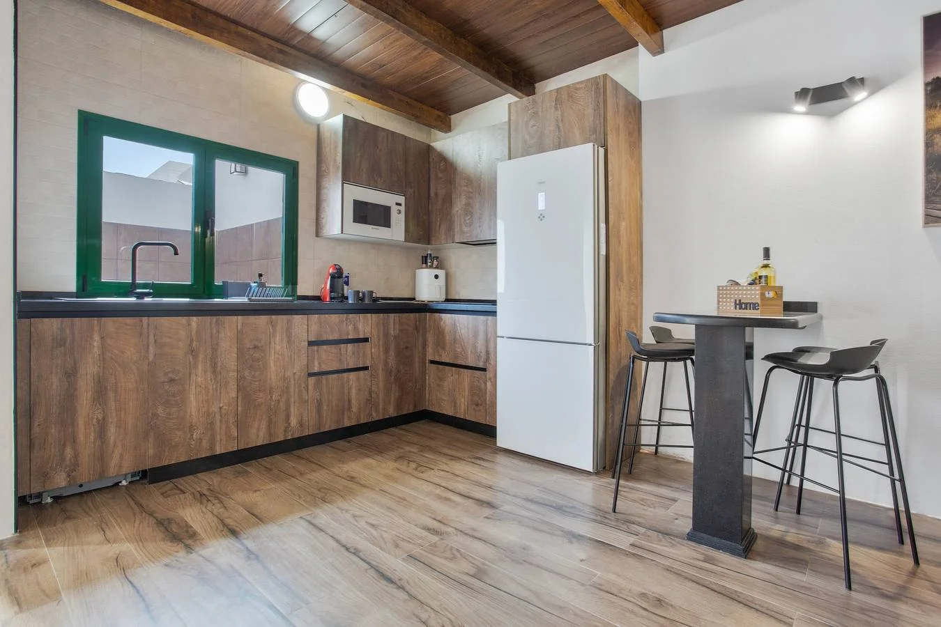 Cocina con frigorífico y barra