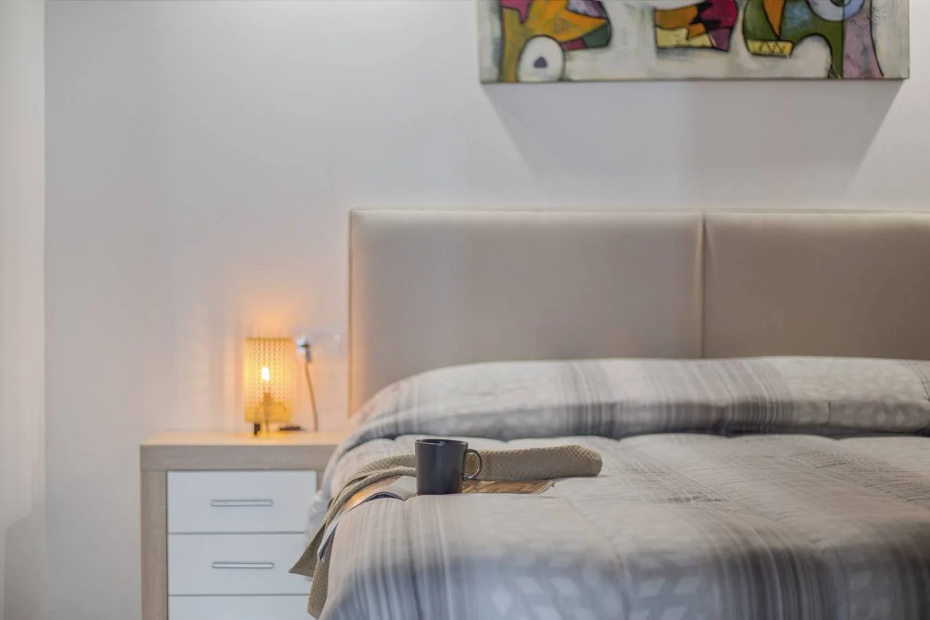 Dormitorio con cabecero claro