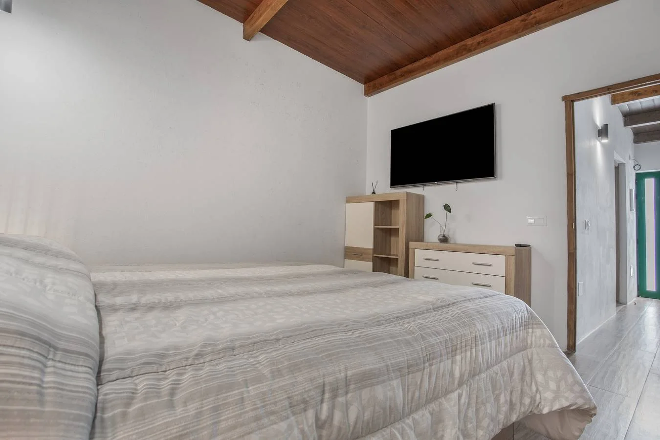 Dormitorio con mesilla y lámpara