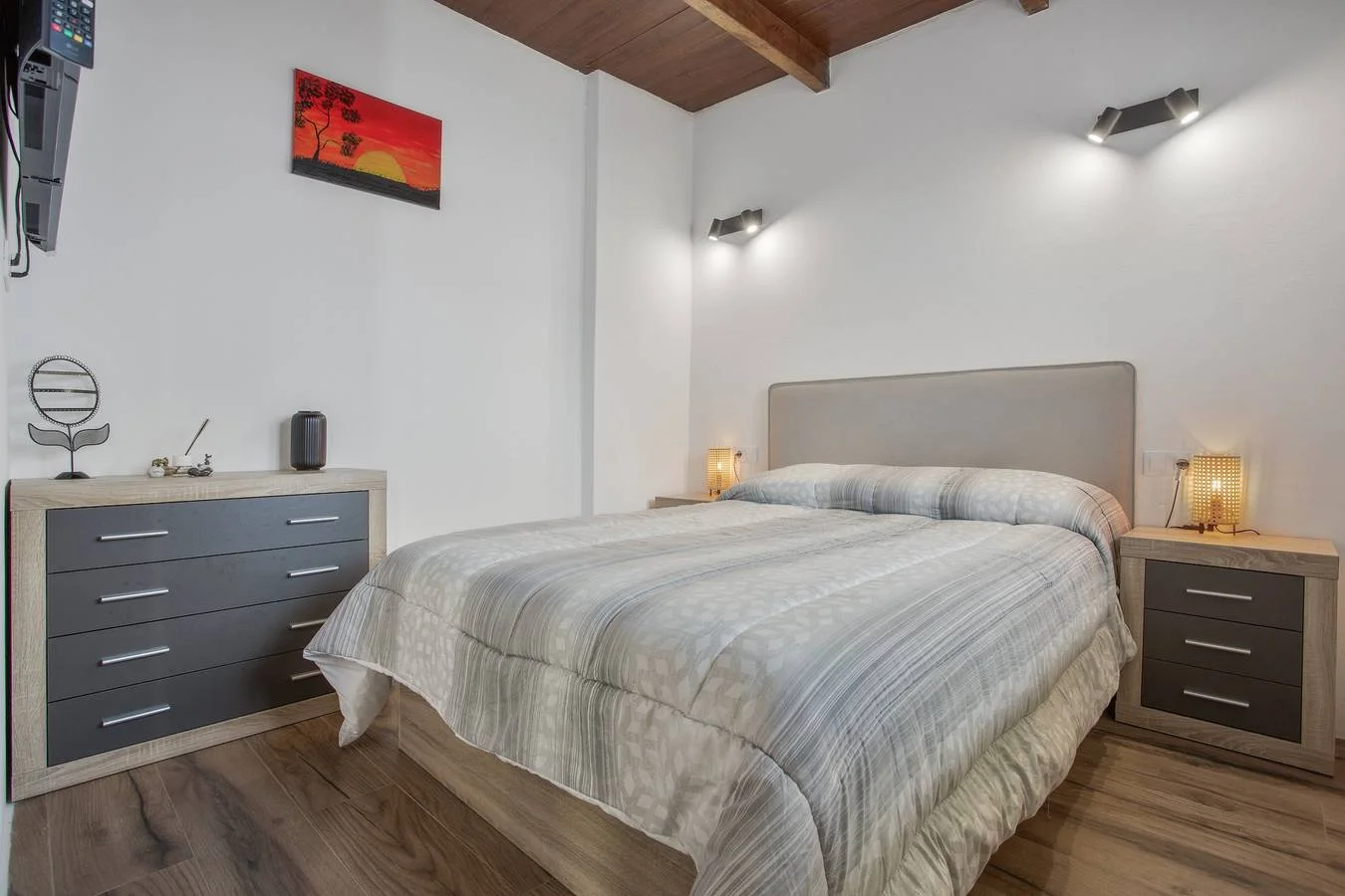 Dormitorio con televisión y cómoda
