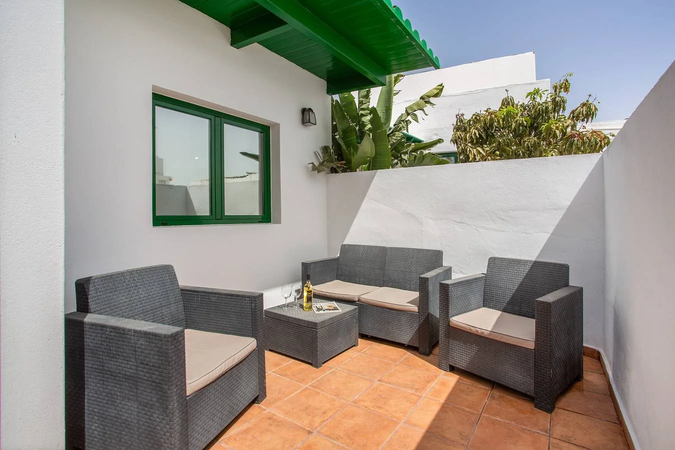 Terraza cubierta con sillones