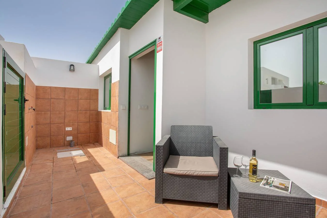Patio exterior con suelo rojizo