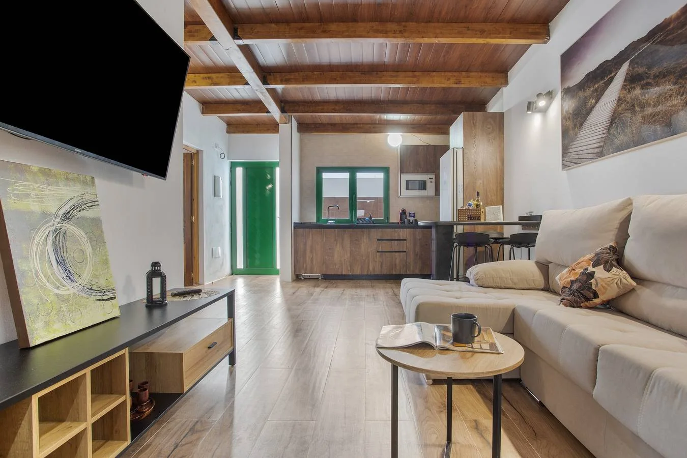 Salón con sofá gris y televisión